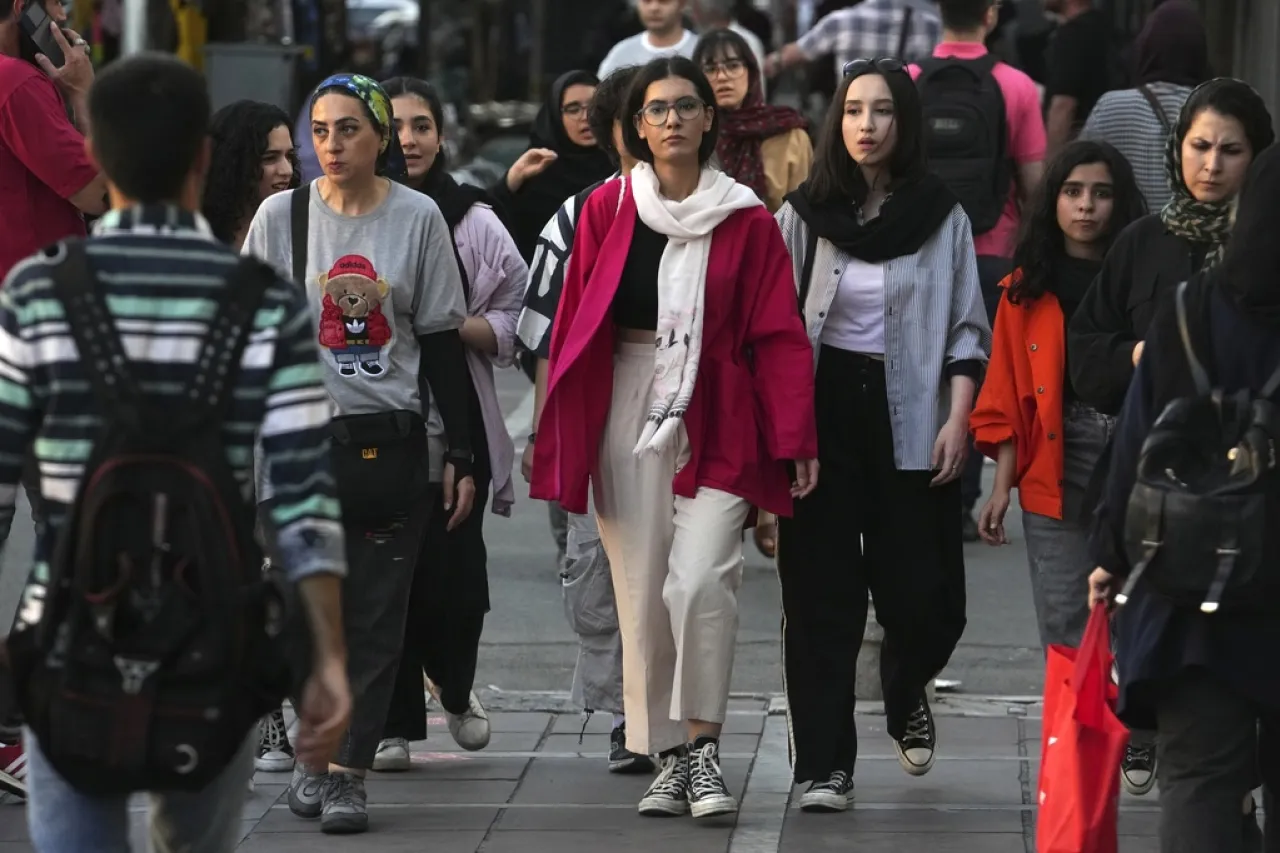 Irán detiene ley del velo obligatorio