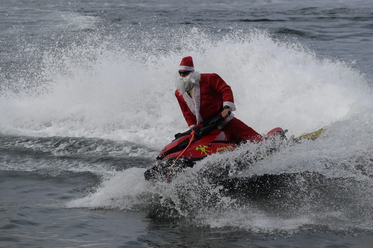 Santa Claus cambia trineo por jet ski y reparte juguetes a niños discapacitados