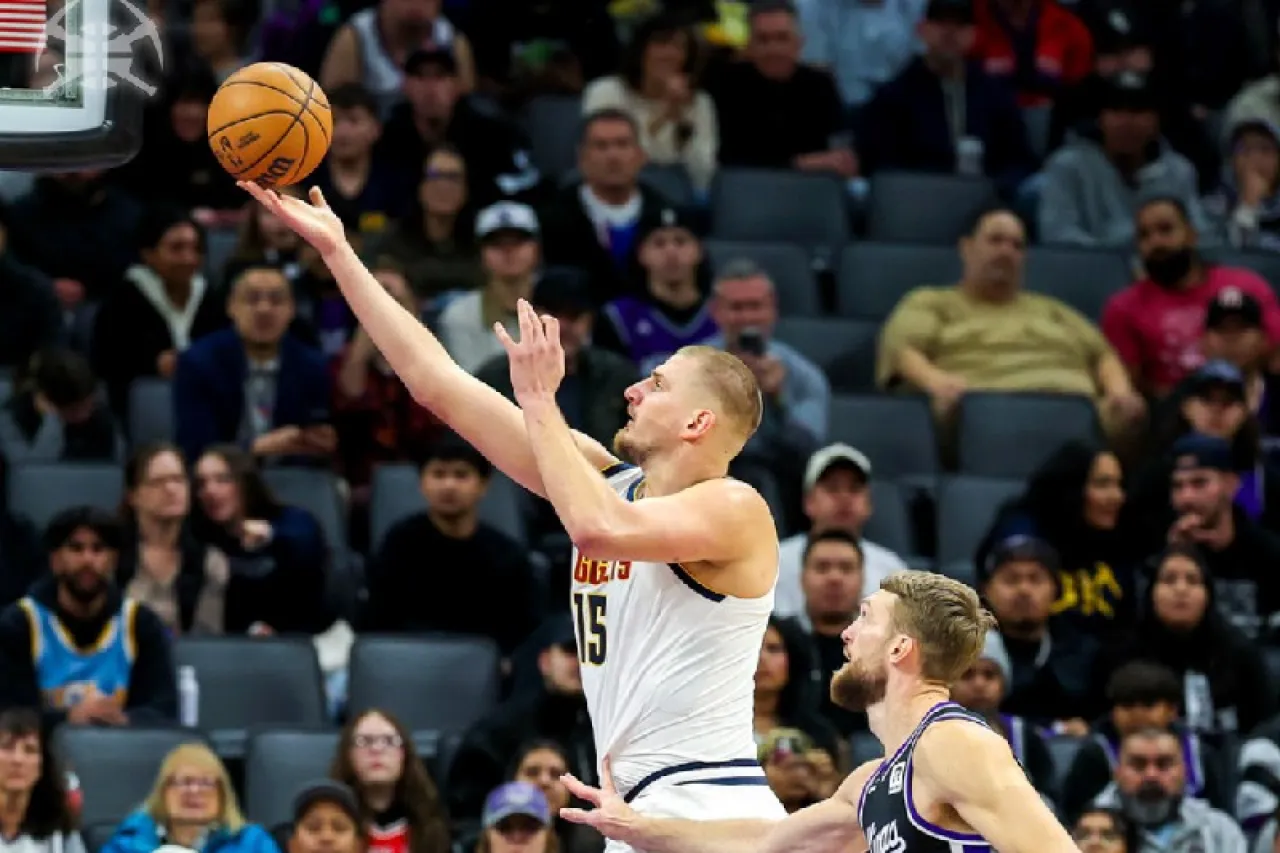 Con el pelo suelto: Jokic pone triple-doble, Nuggets aguanta a Kings