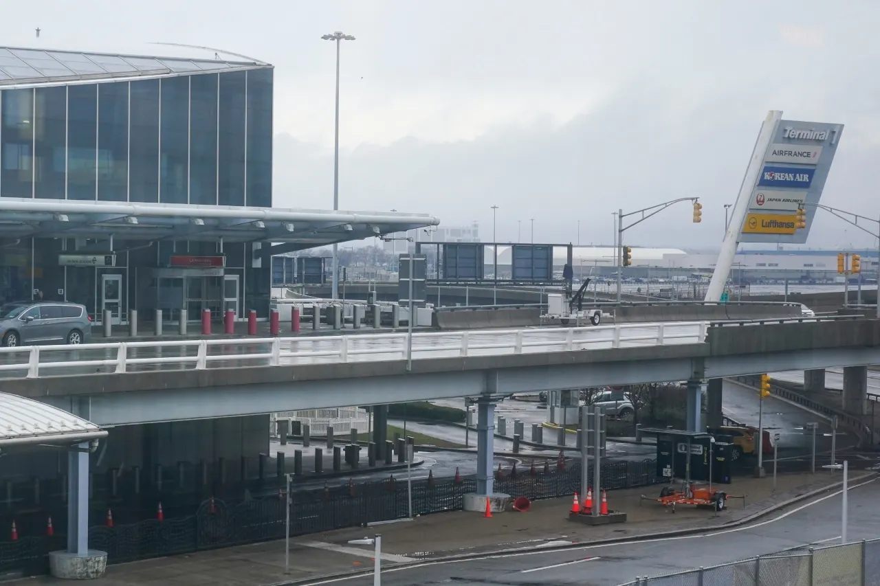 Mujer que se coló en vuelo a París es arrestada de nuevo en Buffalo