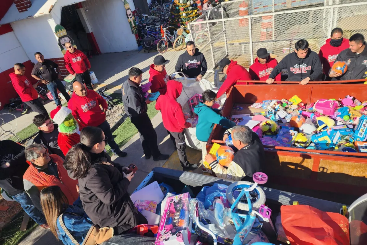 Yonkeros recolectan más de mil 500 juguetes para Santa Bombero