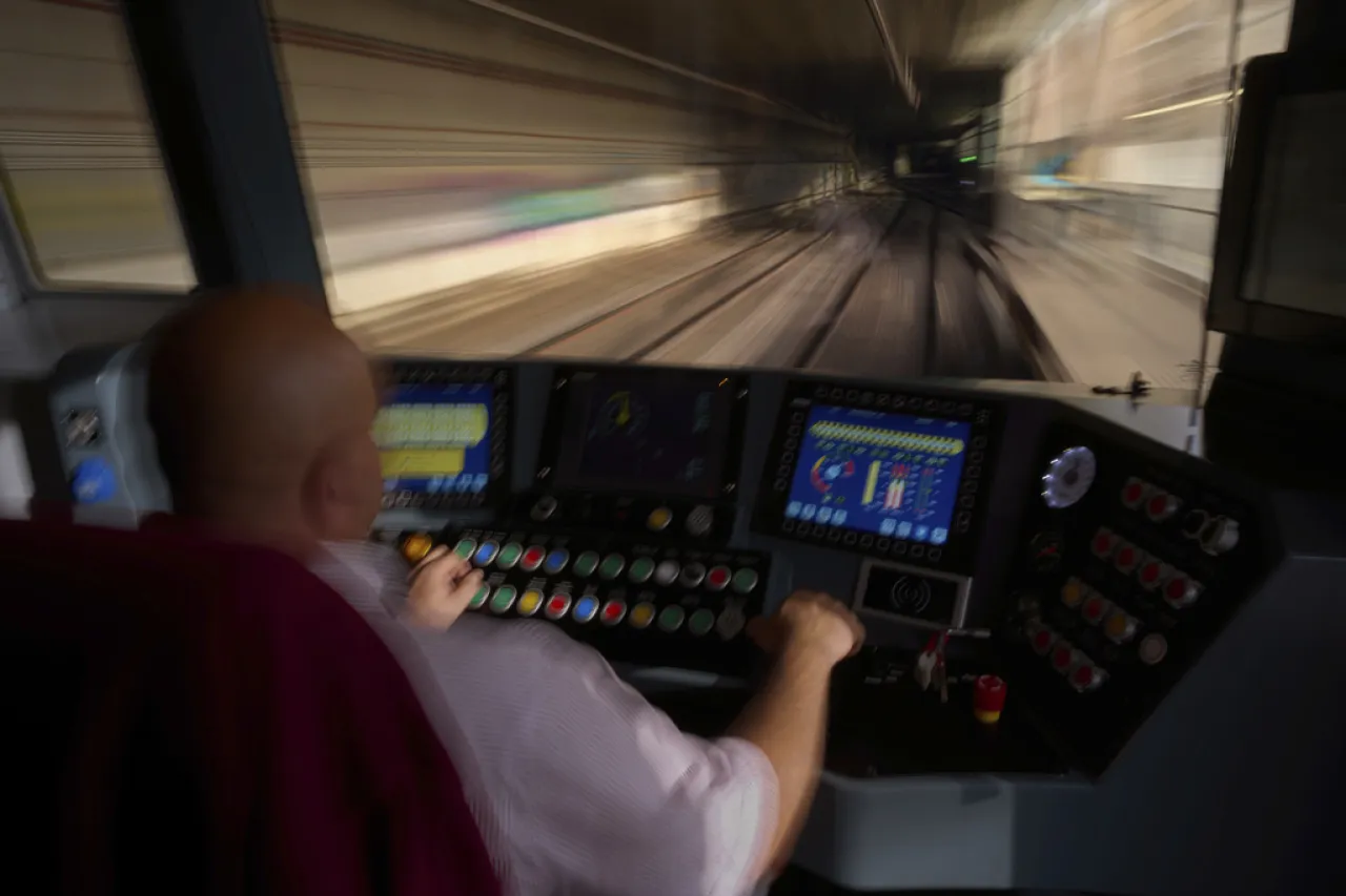 El metro de Barcelona recicla energía de frenado para cargar coches eléctricos