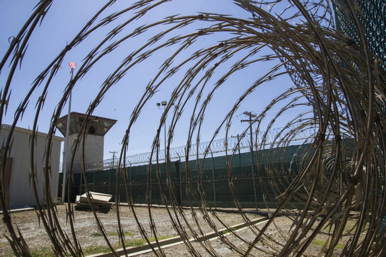 Repatria EU a keniano detenido 17 años sin cargos en Guantánamo