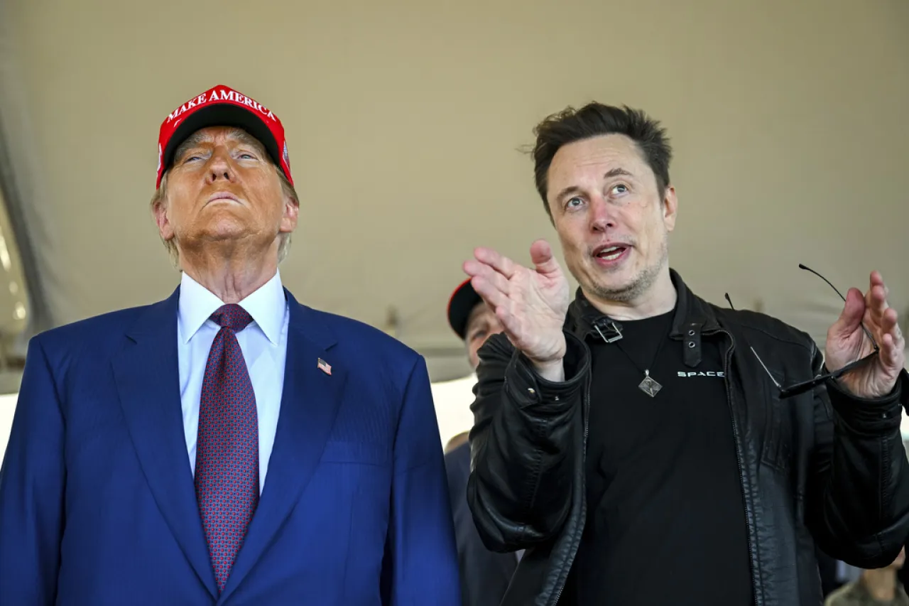 Musk es igual de popular que Trump en EU: sondeo