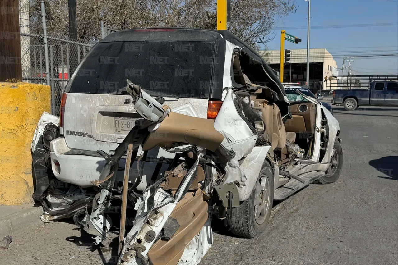 Choca contra grúa en el bulevar Zaragoza; hay una mujer y un menor heridos