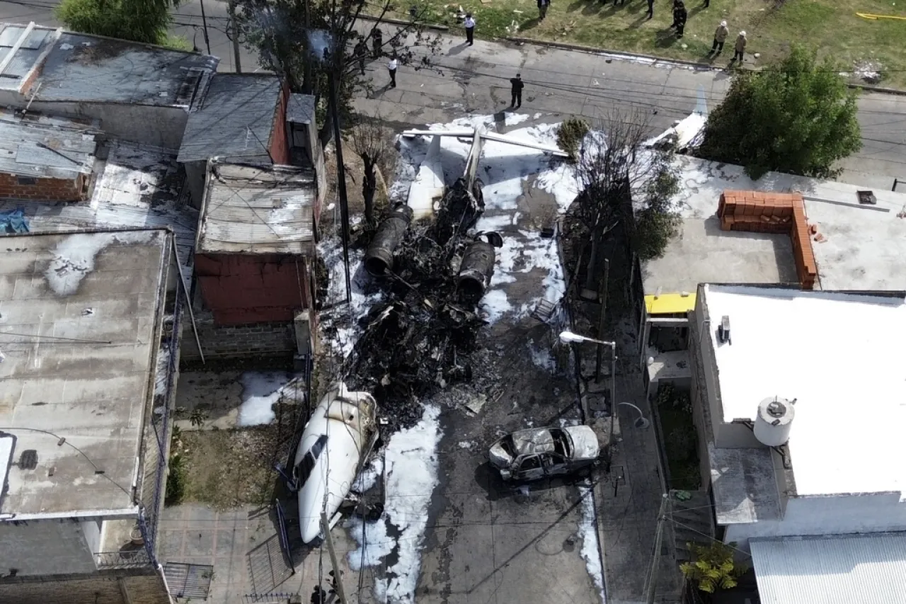 Video: Avión privado se despista y choca vivienda en Buenos Aires; hay 2 muertos