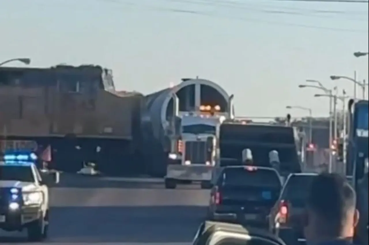 Video: Muere una persona tras impacto de tren contra tráiler en Pecos, Texas