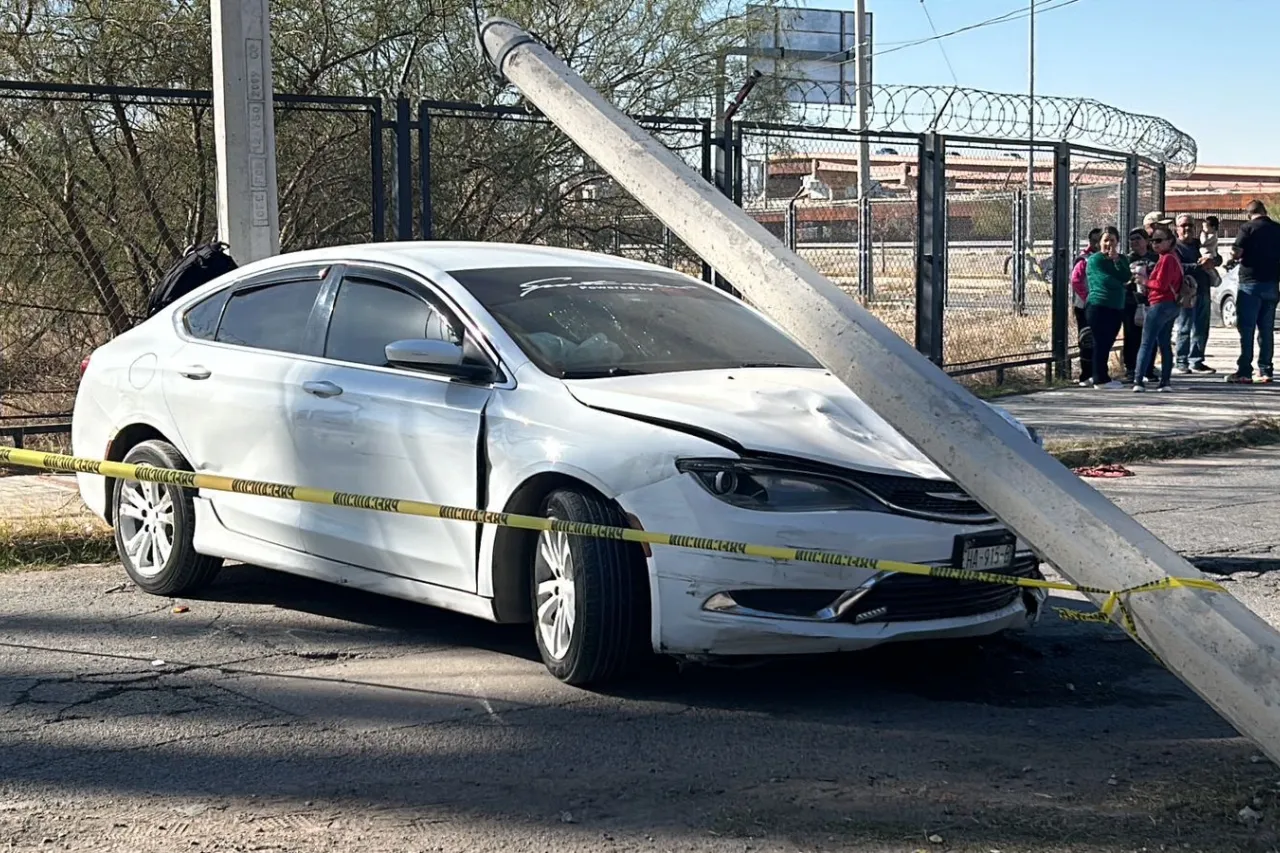 Chrysler se estrella contra poste tras choque en distrito universidad