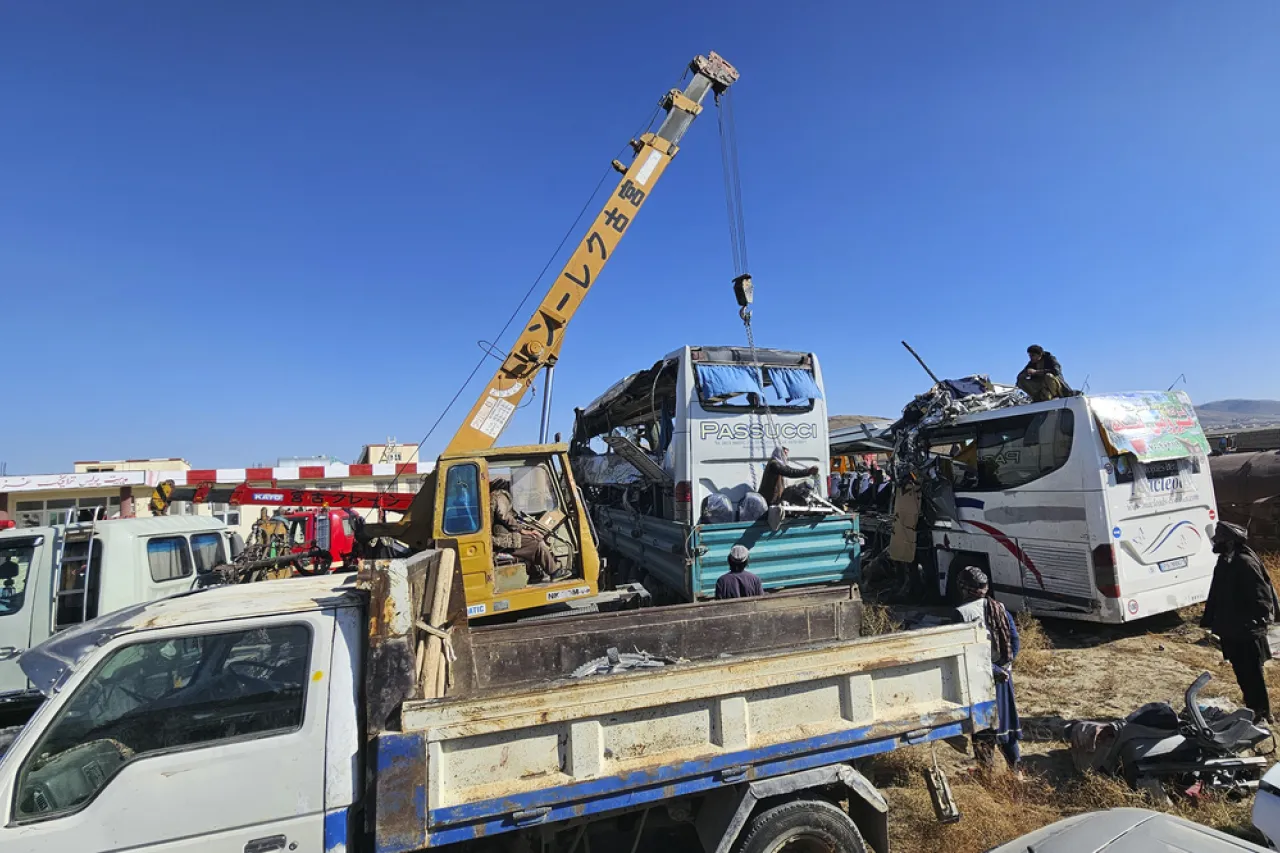 Accidentes carreteros en Afganistán dejan 50 muertos y 76 heridos