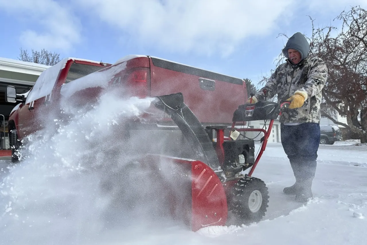 Nieve, hielo y vientos fuertes generan condiciones peligrosas en EU