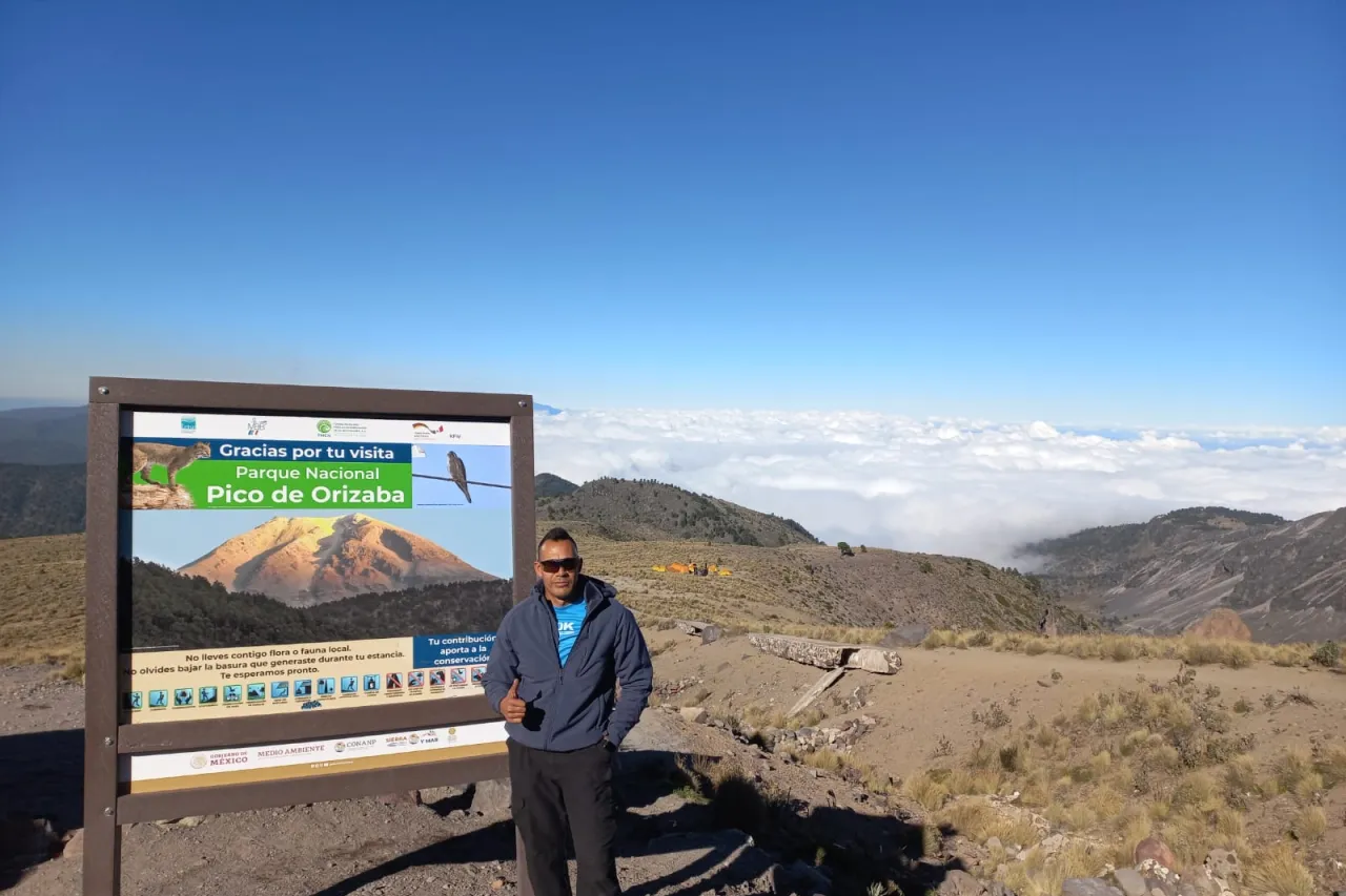 Conquistan bomberos chihuahuenses la montaña más alta de México