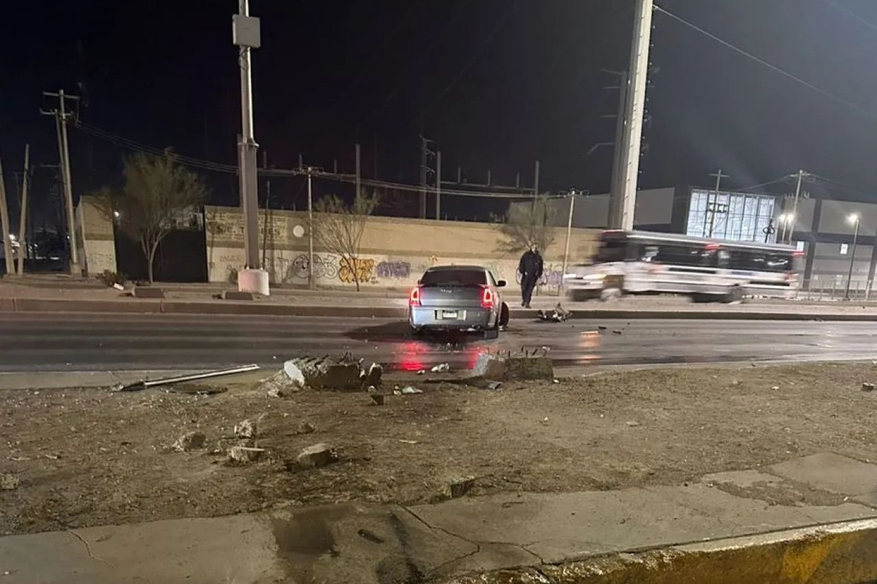 Abandona vehículo luego de subir a camellón