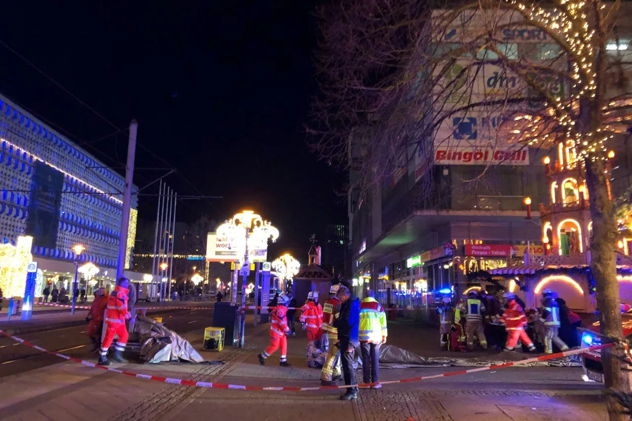 Auto embiste mercado navideño en Alemania; mueren 2 personas