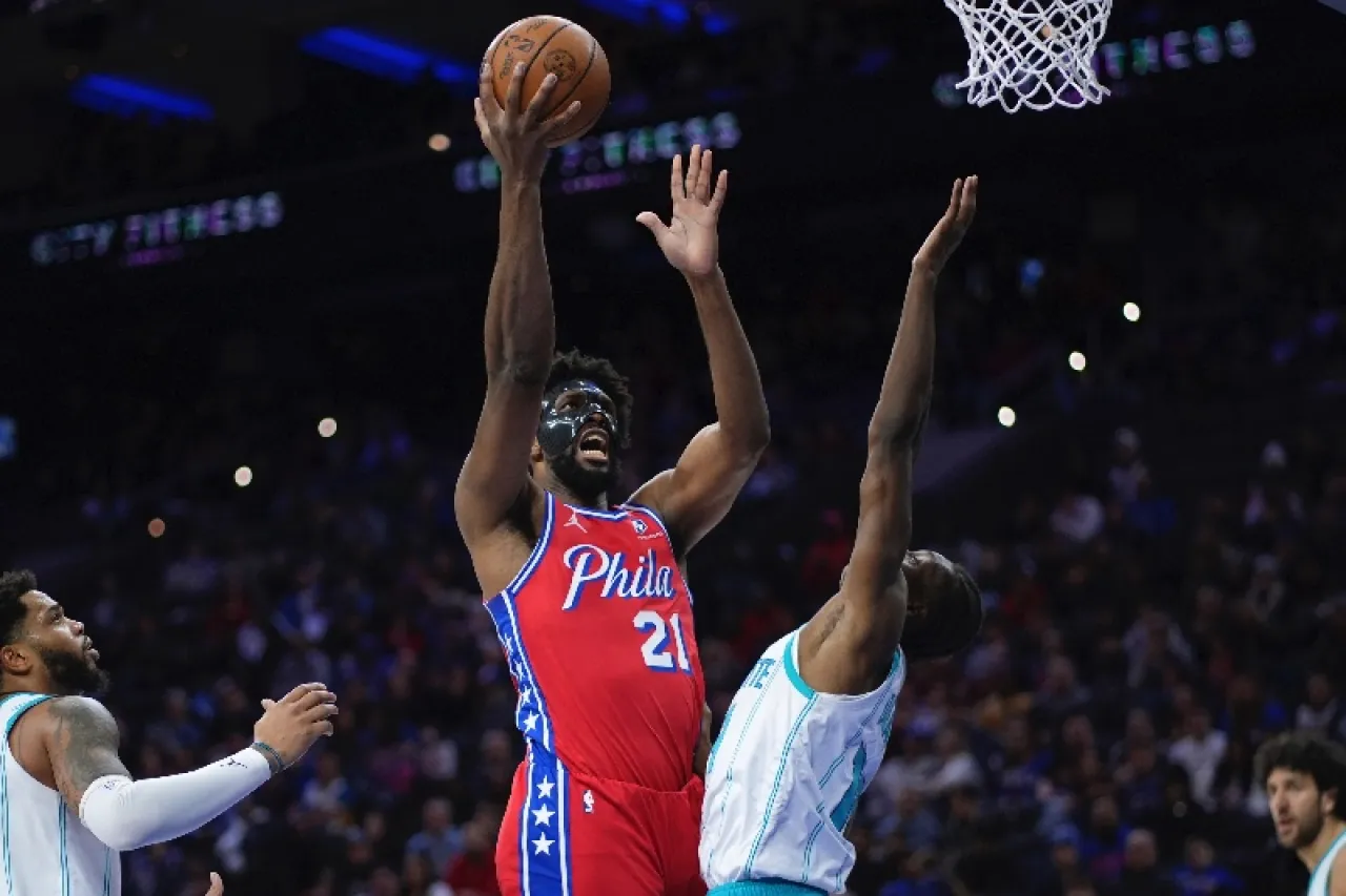 Ganan 76ers en regreso de Joel Embiid