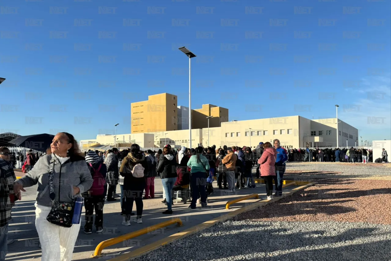 Llegan autobuses con cientos de personas a inauguración de hospital en Juárez