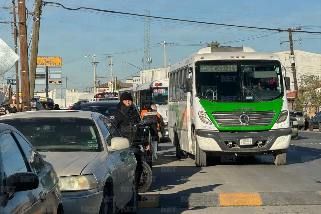 Llegan autobuses con cientos de personas a inauguración de hospital en Juárez