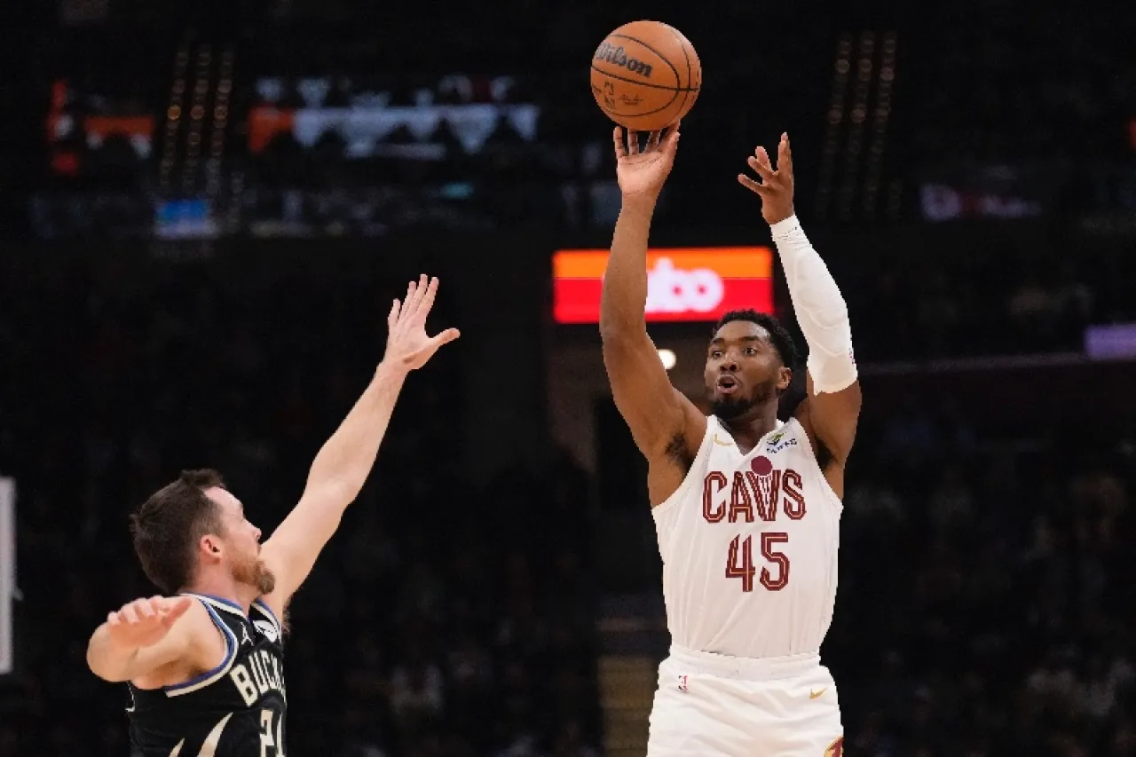 Cavaliers atropellan a Bucks en casa