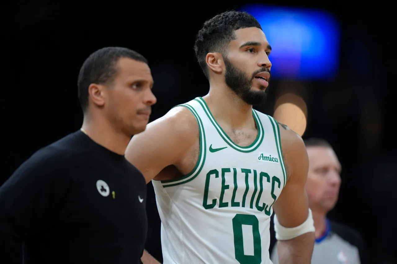 NBA multa al entrenador de los Celtics por comentarios a los árbitros