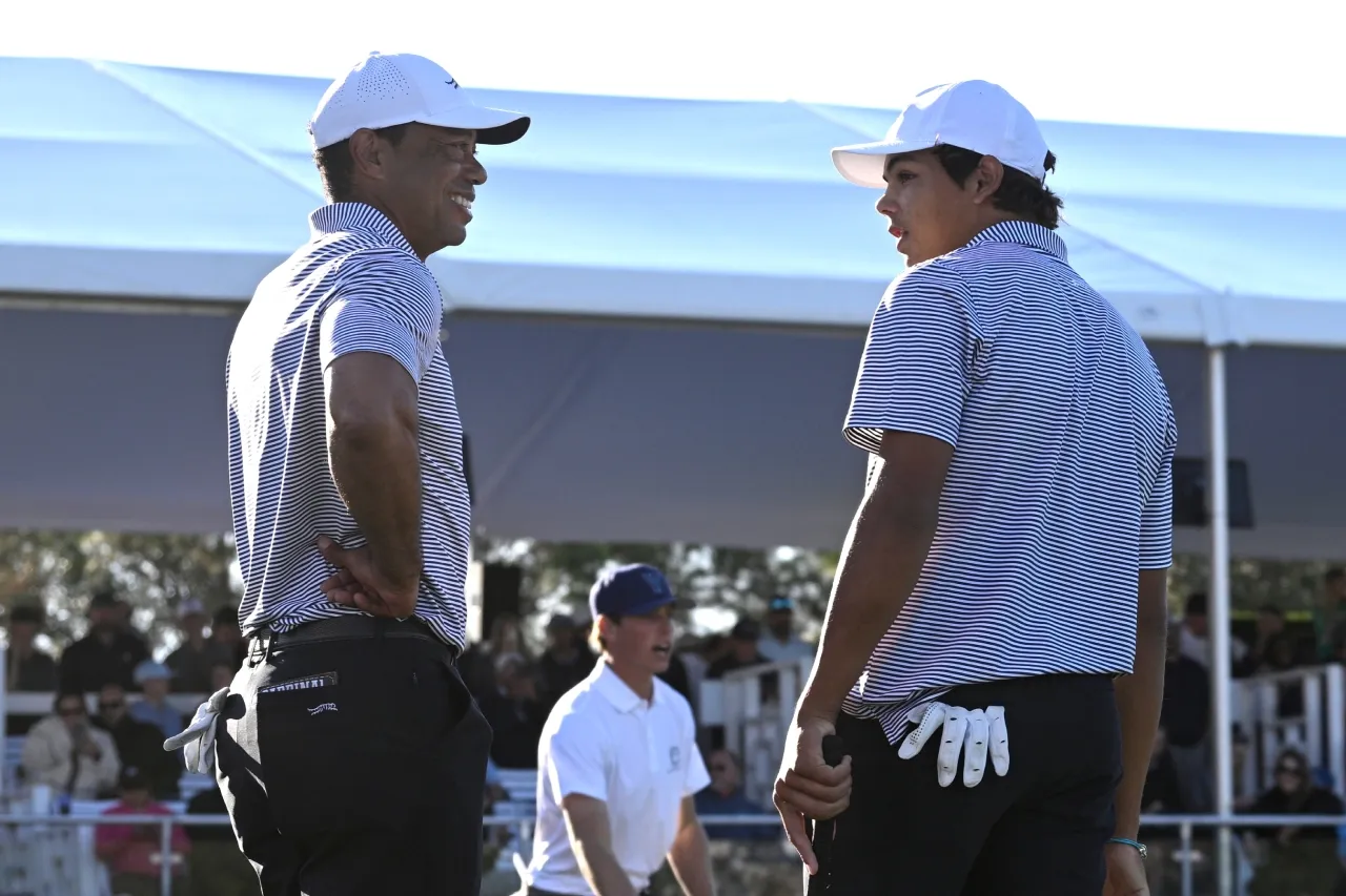 Tiger Woods y su hijo Charlie lideran el PNC Championship