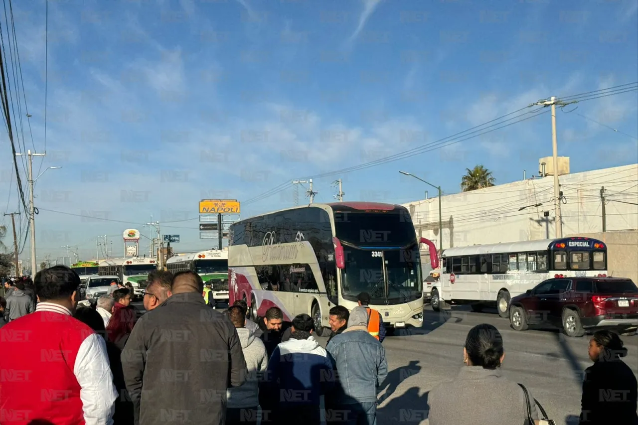 Llegan autobuses con cientos de personas a inauguración de hospital en Juárez