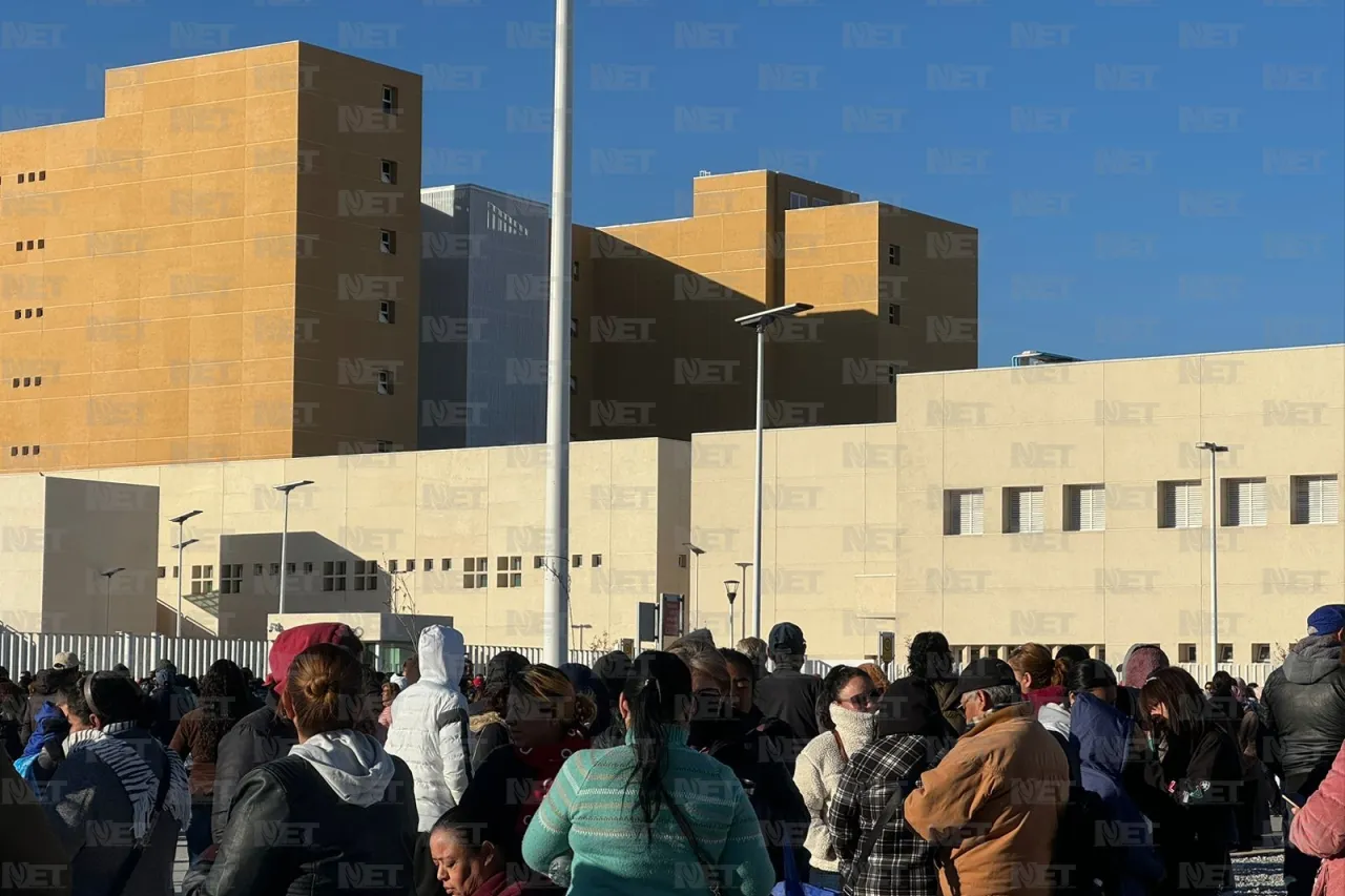 Llegan autobuses con cientos de personas a inauguración de hospital en Juárez