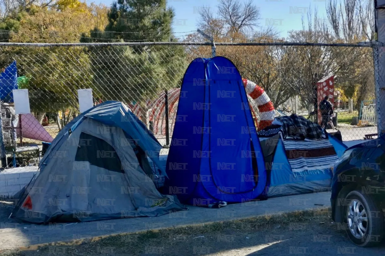 Familias acampan por una bicicleta de Santa Bombero