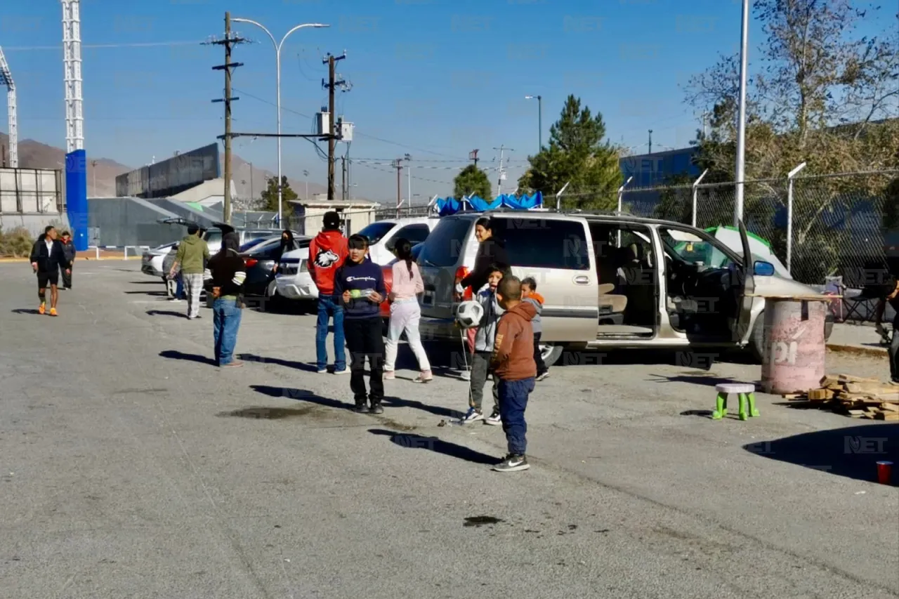 Familias acampan por una bicicleta de Santa Bombero