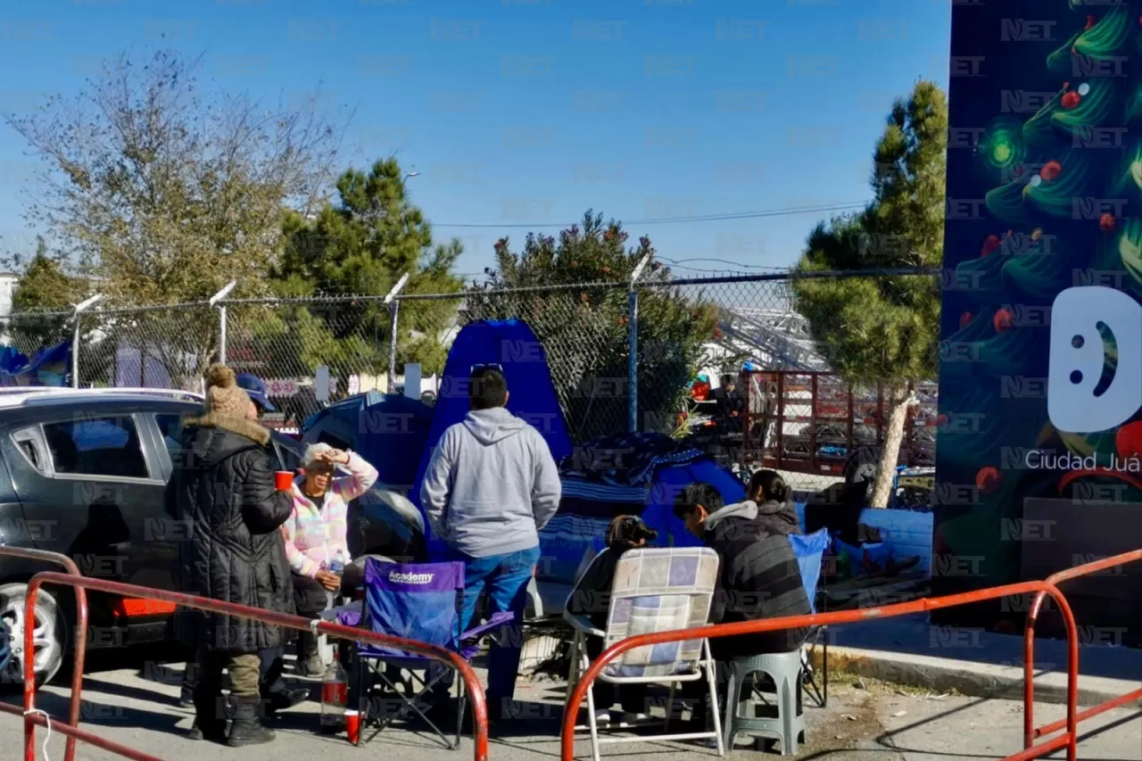 Familias acampan por una bicicleta de Santa Bombero