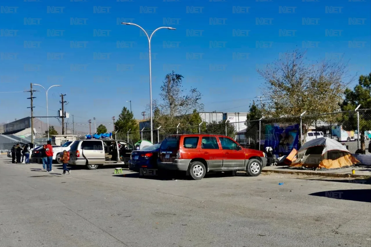 Familias acampan por una bicicleta de Santa Bombero