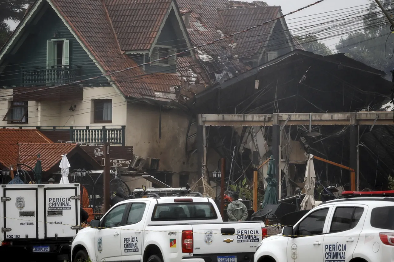 Al menos 10 muertos por caída de avioneta en pueblo turístico de Brasil