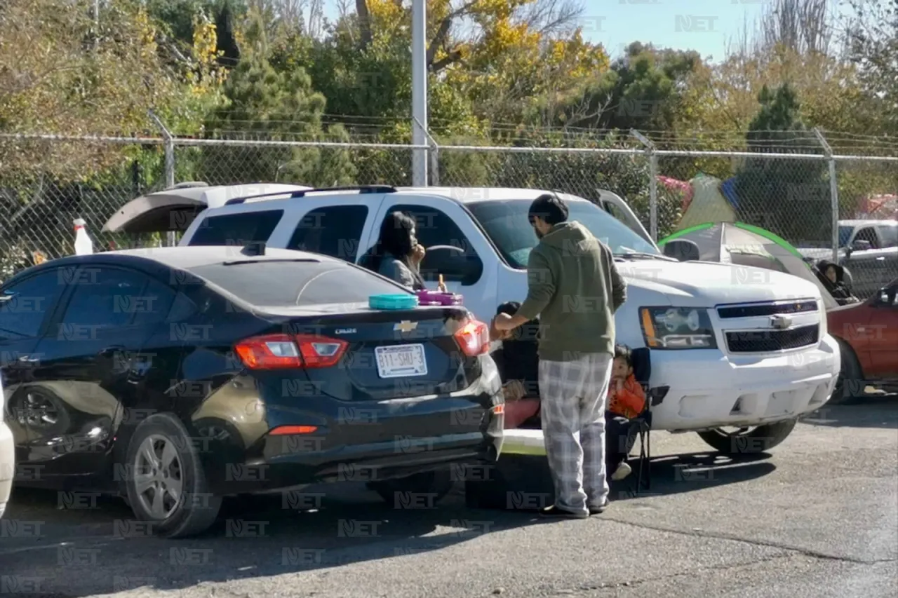 Familias acampan por una bicicleta de Santa Bombero