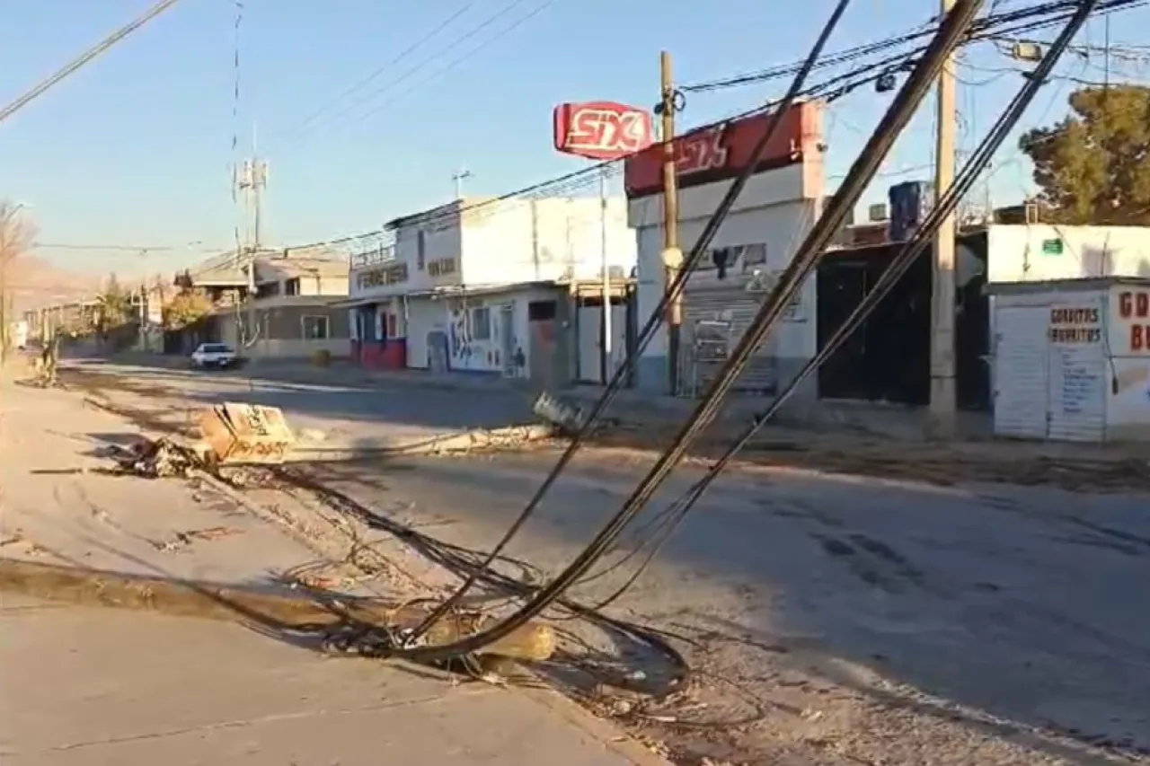 Choca y derriba 3 postes; abandona su vehículo