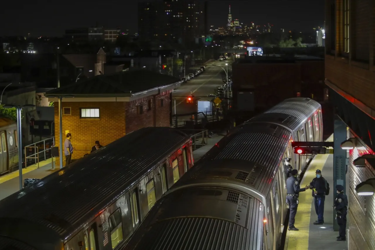 Detienen a sospechoso de ultimar a mujer en el metro de NY