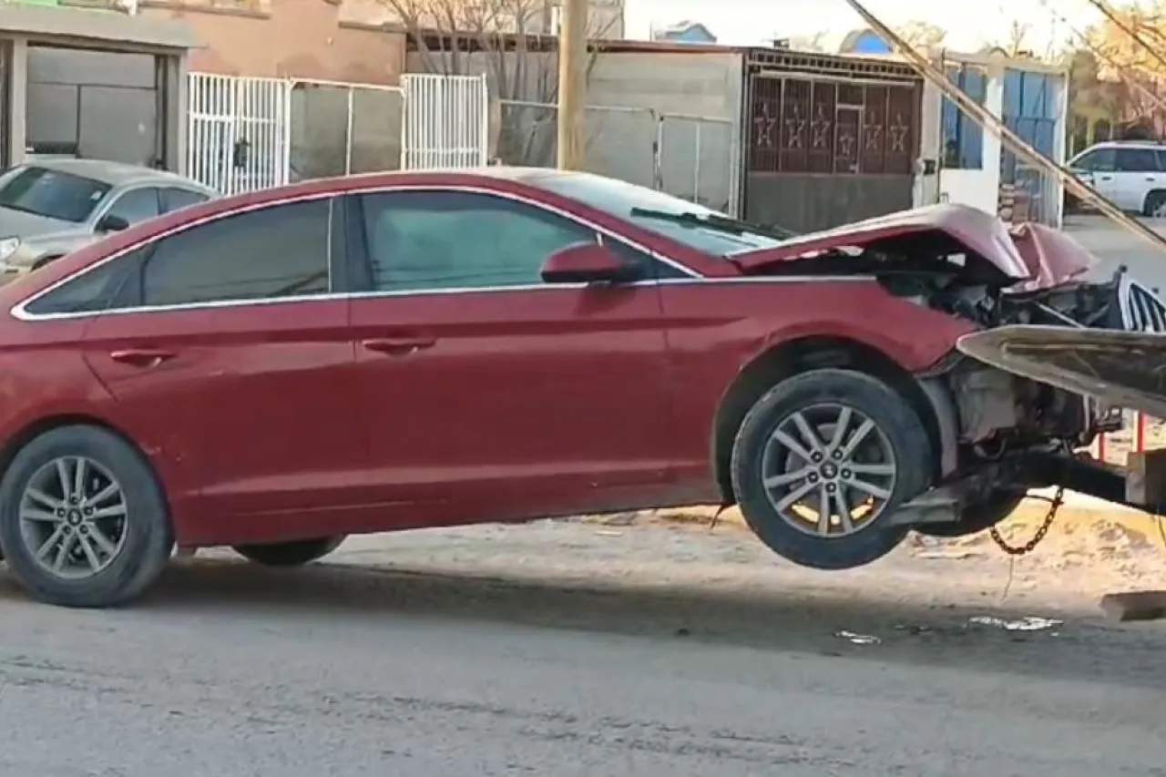 Choca y derriba 3 postes; abandona su vehículo