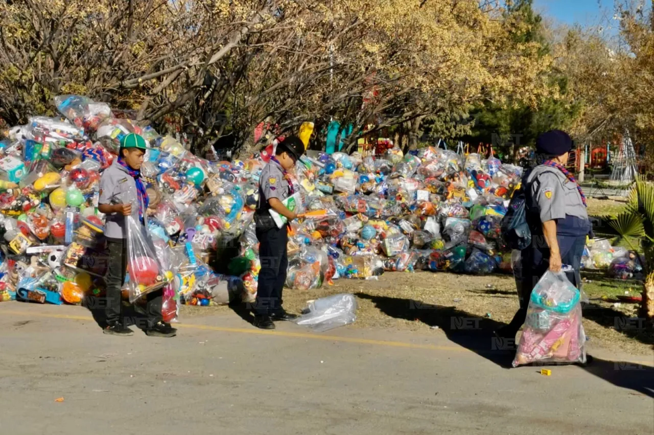 Bomberos inician descarga juguetes para entrega del Santa Bombero