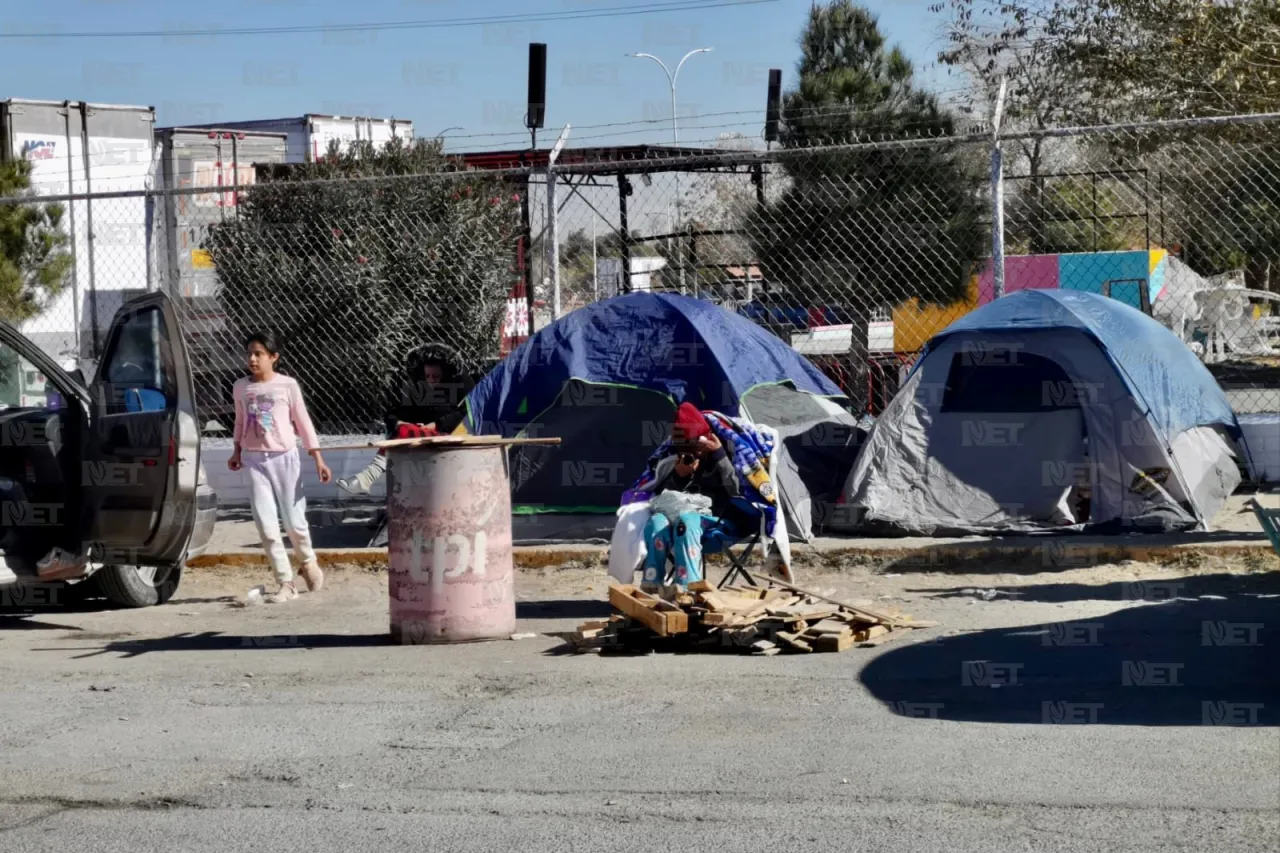 Familias acampan por una bicicleta de Santa Bombero