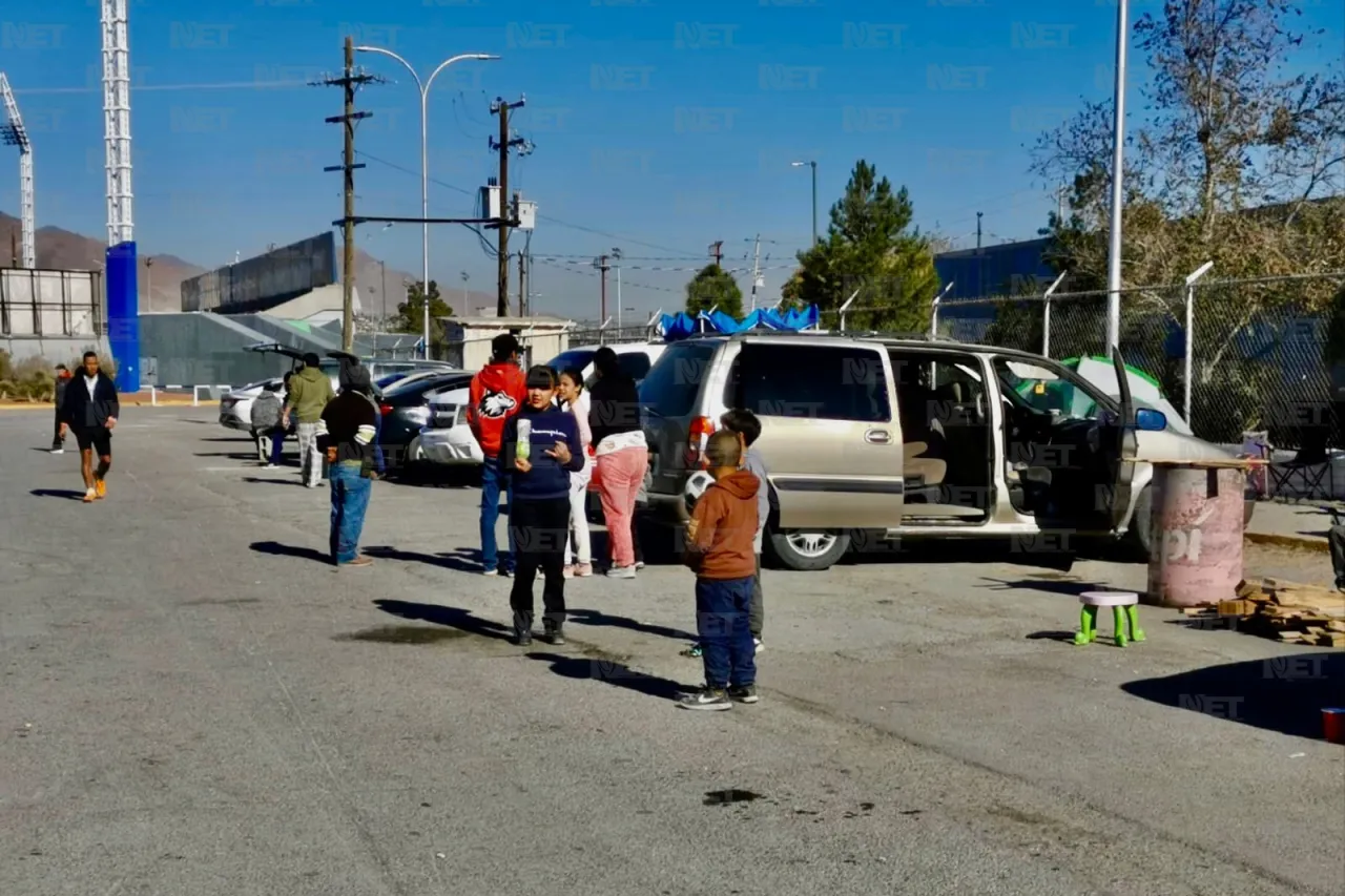 Familias acampan por una bicicleta de Santa Bombero