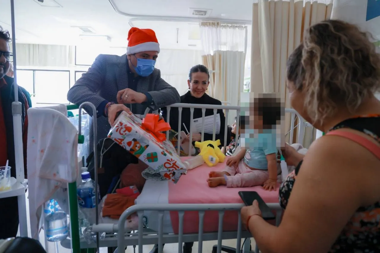 Alcalde Bonilla y presidenta del DIF llevan regalos a niños hospitalizados