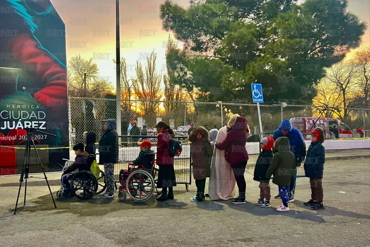 Abarrotan familias juarenses Santa Bombero en espera de un juguete