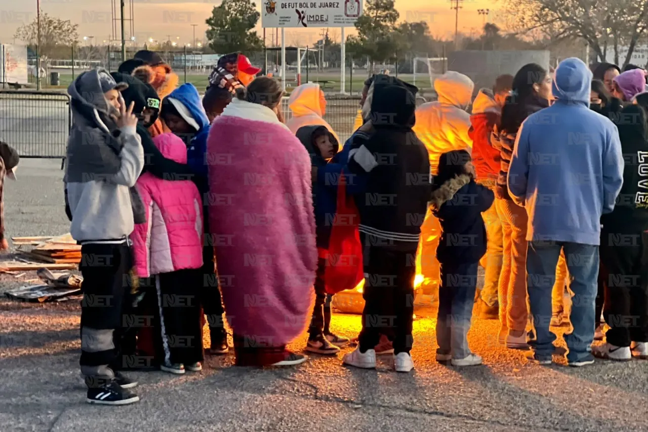 Abarrotan familias juarenses Santa Bombero en espera de un juguete