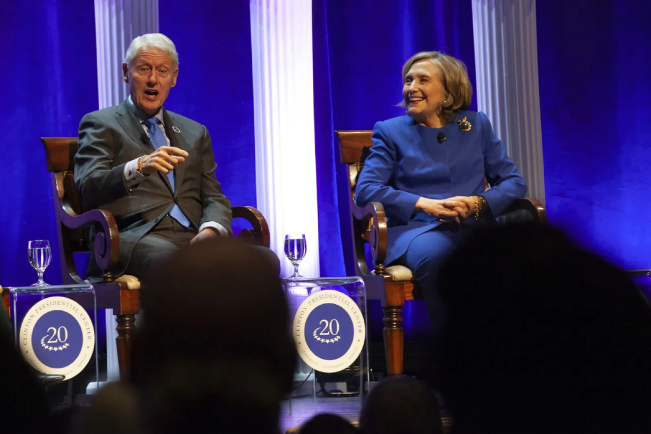 Hospitalizan con fiebre al expresidente Bill Clinton