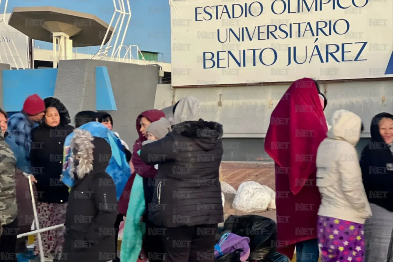 Abarrotan familias juarenses Santa Bombero en espera de un juguete