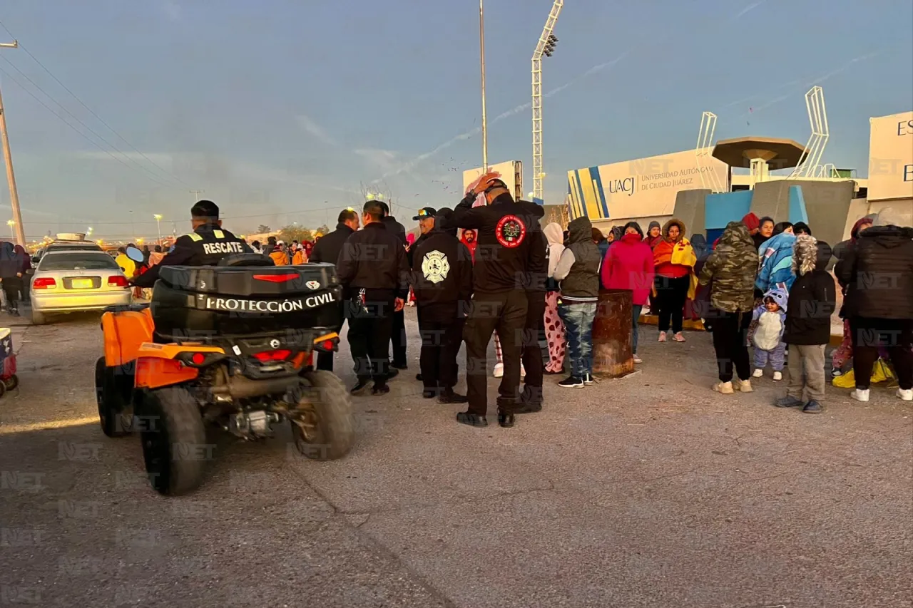 Abarrotan familias juarenses Santa Bombero en espera de un juguete