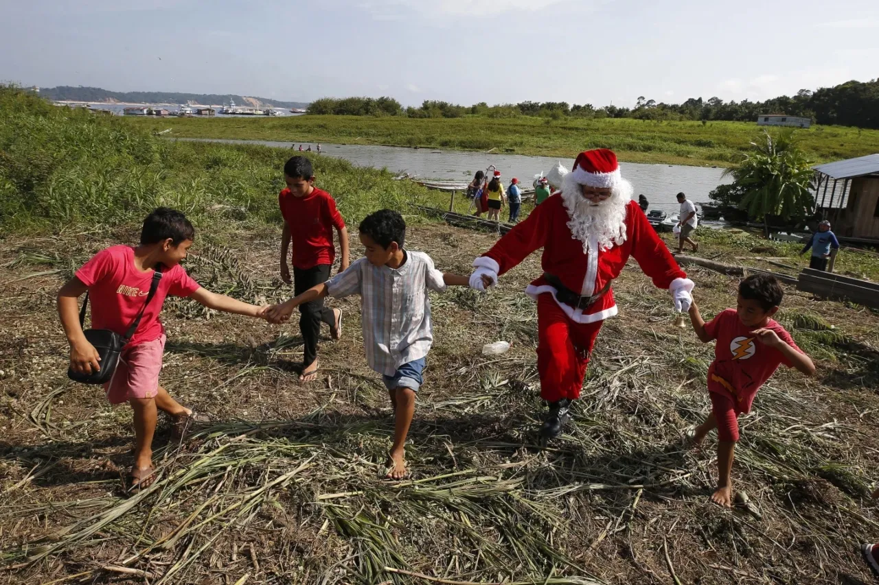 Santa Claus desafía el calor pegajoso de la selva amazónica para llevar regalos