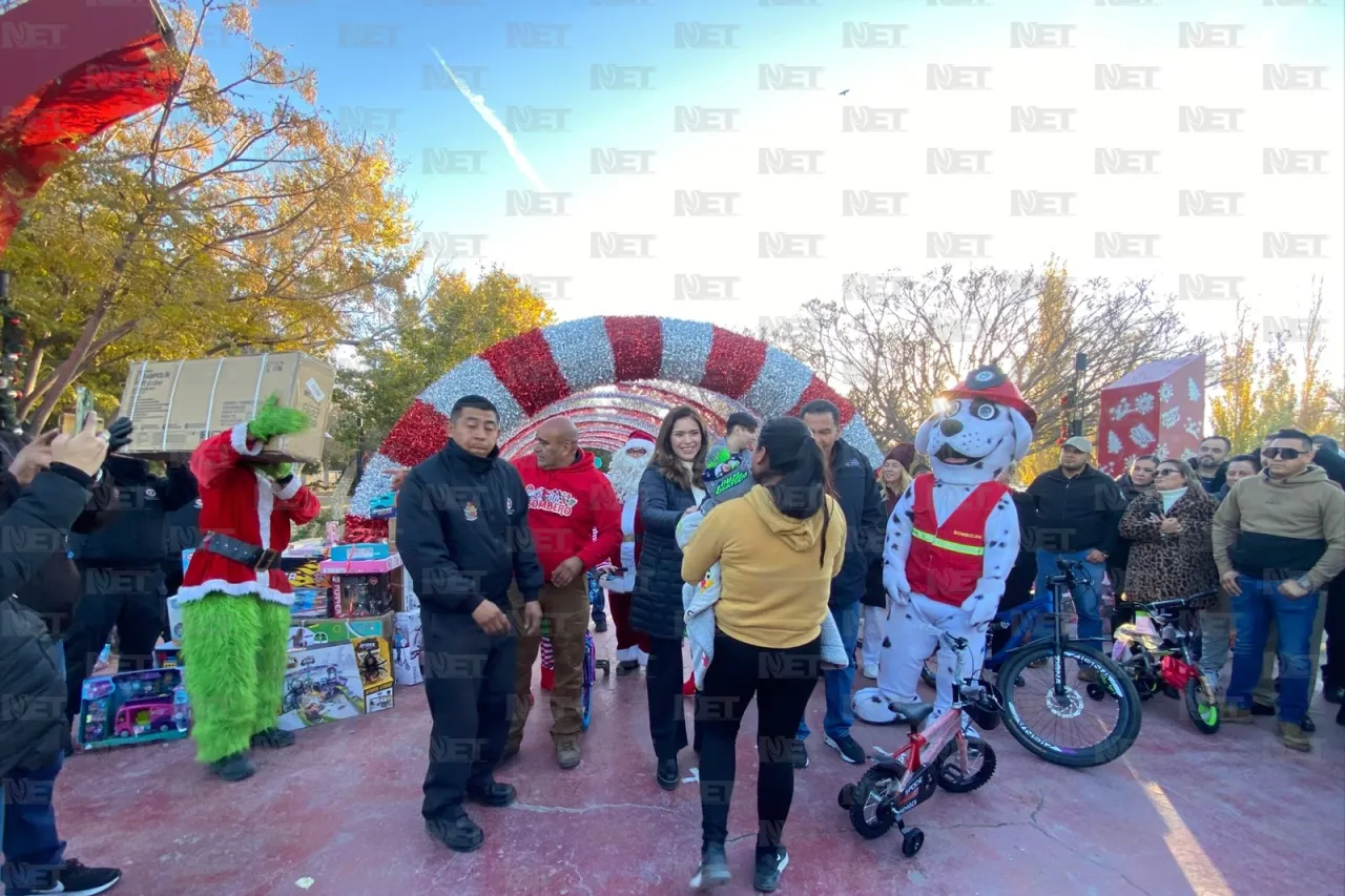 Entregan alcalde y Santa Bombero juguetes a los niños de Juárez