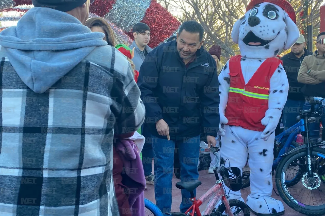 Entregan alcalde y Santa Bombero juguetes a los niños de Juárez