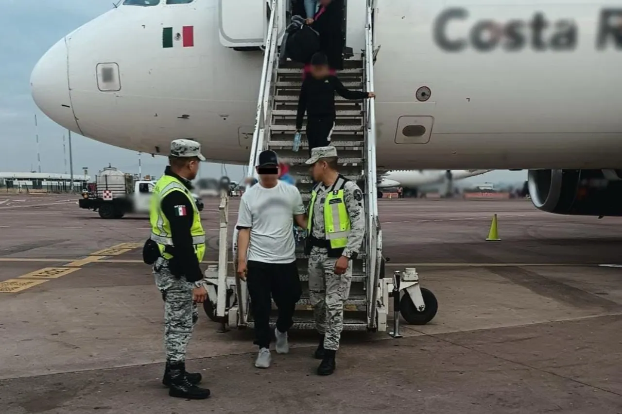 Vinculan a proceso a hombre que intentó desviar un vuelo