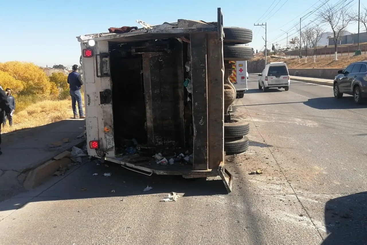 Vuelca camión recolector de basura; causa fue por falla mecánica