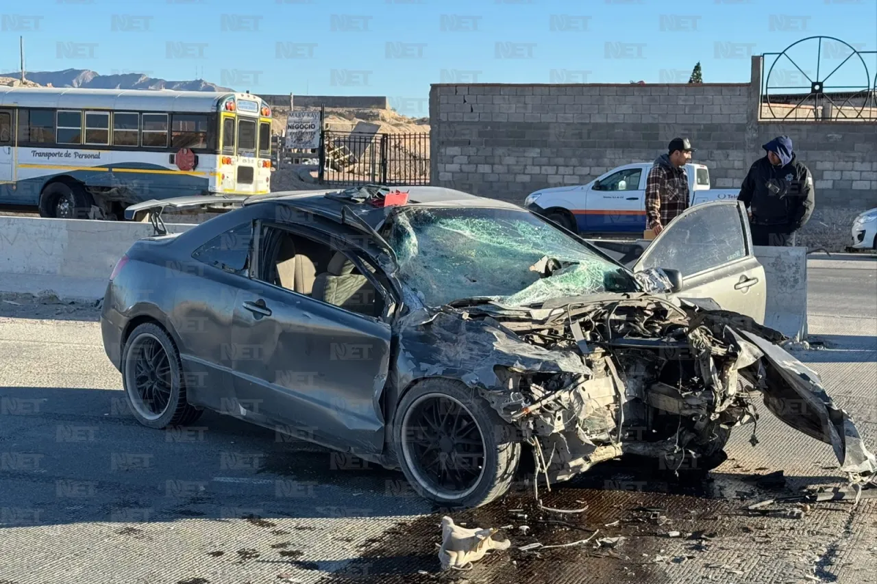 Choca Honda contra camión de personal en el Camino Real