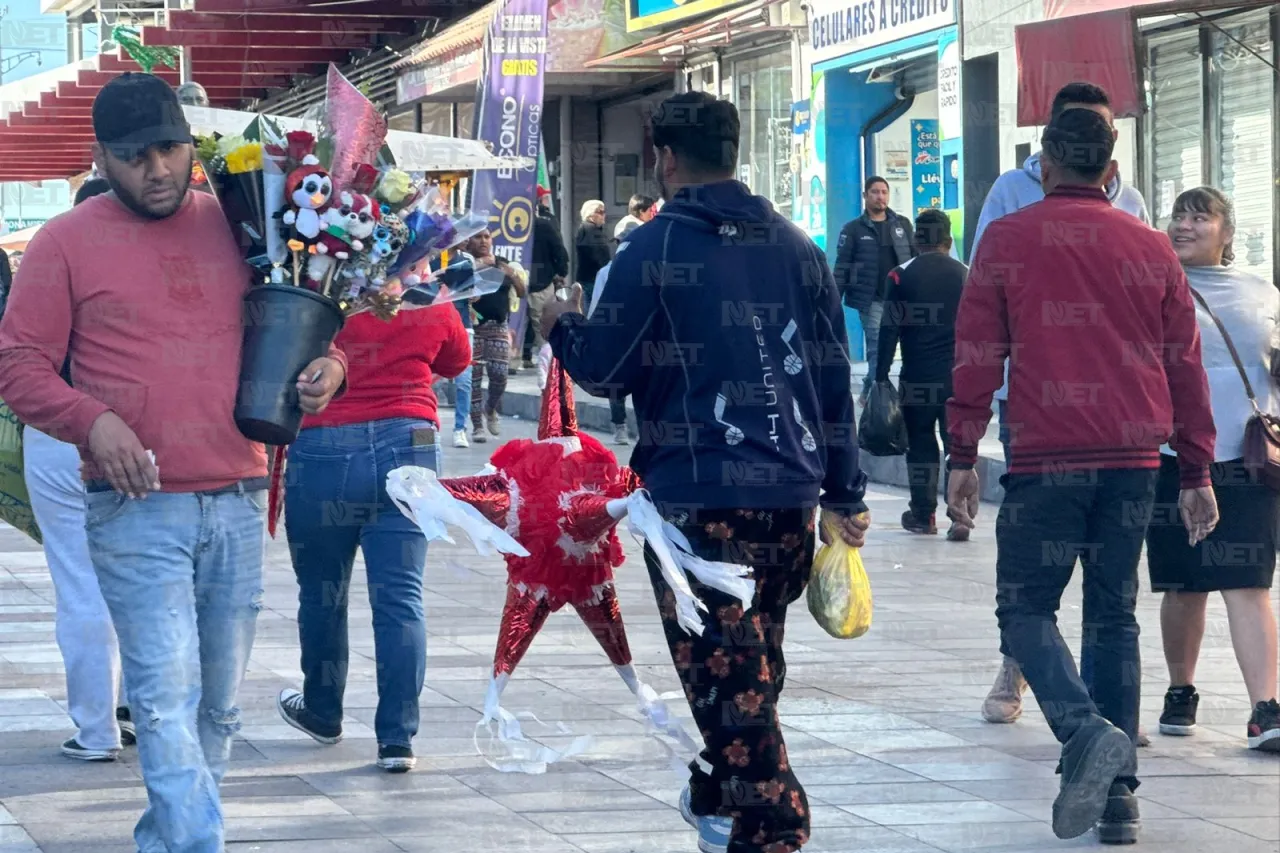 ¿Qué te falta? Juarenses hacen compras de última hora en el Centro